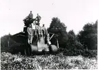 Risholmens mosse omkring 1935. Främre raden från vänster: Gustav Antonsson, Holger Antonsson, Erik Andersson och John Karlsson. Bakre raden från vänster: Werner Palmqvist och Gustav Lindgren. I vanliga fall var de 3 stycken som arbetade med torvupptagningen. Ibland behövdes extra arbetskraft, till exempel när det låg ett lager med strötorv över 