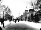 Huset t.v. revs innan fastigheten Storgatan 30 bebyggdes 1901-02. T.v. vid främre lyktan var droskstation med  foderkrubbor. Där brukade Gull-stubb och Kalle Kusk hålla till. T.h. apoteket före ombyggnad samt bankhuset (Forsska huset) och Jouvins hotell.