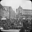 Skioptikonbild med motiv från Nürnberg. Marknad på torget Rathausplatz vid st Sebalsuskirche