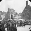 Skioptikonbild med motiv från Nürnberg. Marknad på torget Hauptmarkt vid Frauenkirche.