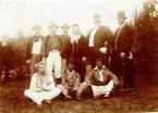 Från en fest i Planteringsförbundets park för dess kassa. Agerande: Stående från vänster: Urmakare N.A. Larsson, handlare Gustaf Andersson (Stekis), godsägare Leopold Warodell, Wilhelmsro, tandläkare Axel G. Rane, länsman Stig Helander, stationsek. Carl Lagergrén. Sittande från vänster: grosshandlare Mårten Haglund, köpman Anders Mörkoch manufakturhandlare Erik Kilander.