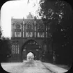 Skioptikonbild med motiv av Treptower Tor, port i stadsmuren i Neubrandenburg.
Bilden har förvarats i kartong märkt: Resan 1912. Güstrow. Neubrandenburg. Text på bild: 