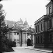 Skioptikonbild med motiv av port till renässansslottet Schloss Güstrow.
Bilden har förvarats i kartong märkt: Resan 1912. Güstrow. Neubrandenburg. Text på bild: 