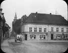 Skioptikonbild med motiv från Güstrow. Hermann Häcker's restaurant vid Domstrasse, Marienkirche i bakgrunden.
Bilden har förvarats i kartong märkt: Resan 1912. Güstrow. Neubrandenburg.