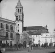 Skioptikonbild med motiv från Spanien. Kyrkan San Pedro vid Plaza de Argüelles i Sevilla (Spanien).
Bilden har förvarats i kartong märkt: ?