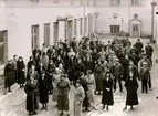 Trädgårdsgatan 5, J.A Forss Hattfabrik. J. A. Forss fabrikspersonal omkring 1935. 1. Ester Silverstrand, 2. Linnea Karlsson, 3 & 4 Systrarna Gustavsson, 5. Elsa Salberg, 6 Anna Persson, 7. Anna Witschman, 8. Edit Bergkvist, 9. Ulla Nordin, 10. Greta Lundström, 11. Anna Johansson, 12. Jenny Johansson, 13. Primus Forss, 14. Gunhild Rane, 15. Ammy Johansson, 16. Eskil All, 17. Allers-Meyer, 18. Josef Karlsson (Jocke), 19. James Forss, 20. Karl Asplund, 21. Karl Nilsson, 22. Valter Fritsche, 23. Åke Hermansson, 24. F. J. Gustafsson, 25. Hjalmar Eriksson, 26. Paul Fritzsche, 27. Axel Karlsson, 28. Karl Norén, 29. Frans Johansson, 30. Erik Johansson, 31. Gustav Wallin, 32. Lars August Johansson, 33. (Rulle) Rudolf Karlsson, 34. Isak Simonsson. Namnuppgifter: Greta Lundström, Högarensgatan, 9 A, Falköping, kontorist i firman.Gunnar Jakobsson, Idrottsgatan 19, lagerchef i firman. Gåva 1972 av köpman Harry Wallin, Storgatan 1, Falköping.