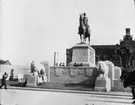 Skioptikonbild med motiv från Sigurd Curmans resor i Europa. Staty över Prins av Bayern, okänd stad.
Bilden har förvarats i kartong märkt: ?