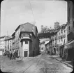 Skioptikonbild med motiv av vy över Beziers. På höjden syns romsk-katolska katedralen Cathédrale Saint-Nazaire-et-Saint-Celse de Béziers.
Bilden har förvarats i kartong märkt: ?