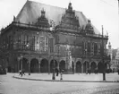 Skioptikonbild med motiv av rådhuset i Bremen.
Bilden har förvarats i kartong märkt: Resan 1904. Bremen II.