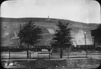 Skioptikonbild med motiv från Bingen. Godsjärnväg. På höjden syns monumentet Niederwalddenkmal.
Bilden har förvarats i kartong märkt: Resan 1904. Bingenbrücke. Bacharach. Text på bild: 