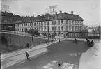 Restaurang Pelikan vid Brunnsbacken, Södermalmstorg, i skuggan av Katarina hissen.