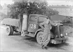 Man vid lastbil med Hesselmanmotor.