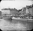 Skioptikonbild med motiv från Gamla Stan. Marknad på Kornhamnstorg vid Slusskajen, Stockholm.