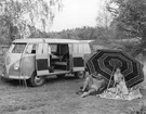 Semesterbild. Familj på campingsemester i Volkswagenbuss (Folkvagn).