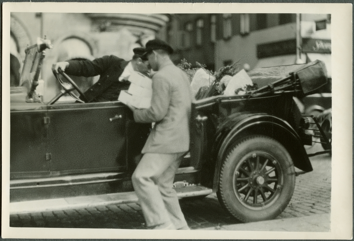 "Transport i bil av för restaurang? inköpta jordbruksprodukter. Kl. 7.30 fm".

"Dagligt liv i Sverige 1930"
Dagens Nyheter utlyste en fototävling den 15 juni 1930 för amatörfotografer. Temat var att "i logiskt sammanhängande fotografier ge glimtar av originella eller vardagliga former av svenska folkets liv, i helg och söcken." Förebild för tävlingsbidragen var den kända bildsidan "Fotografen berättar" i Dagens Nyheters söndagsbilaga. Antalet fotografier i varje serie skulle vara minst 10, högst 12.
Som prisnämnd fungerade två av tidningens medarbetare samt docent John Herzberg på KTH, tillika känd fotograf.

Läkaren och hängivne amatörfotografen E D Schött i Stockholm gick ut på Hötorget en vacker augustidag.