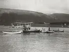 Löjtnant Marshall Lindholm avhämtar i Tromsö bildmaterialet från Andréefynden 1930.