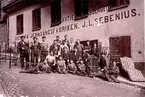 A.B. Svenska Järnsängsfabriken (Jernsängsfabriken)  J.L. Sebenius på  L:a Badstugatan, omkring 1900. I mitten verkmästare Carl A. Lindqvist.