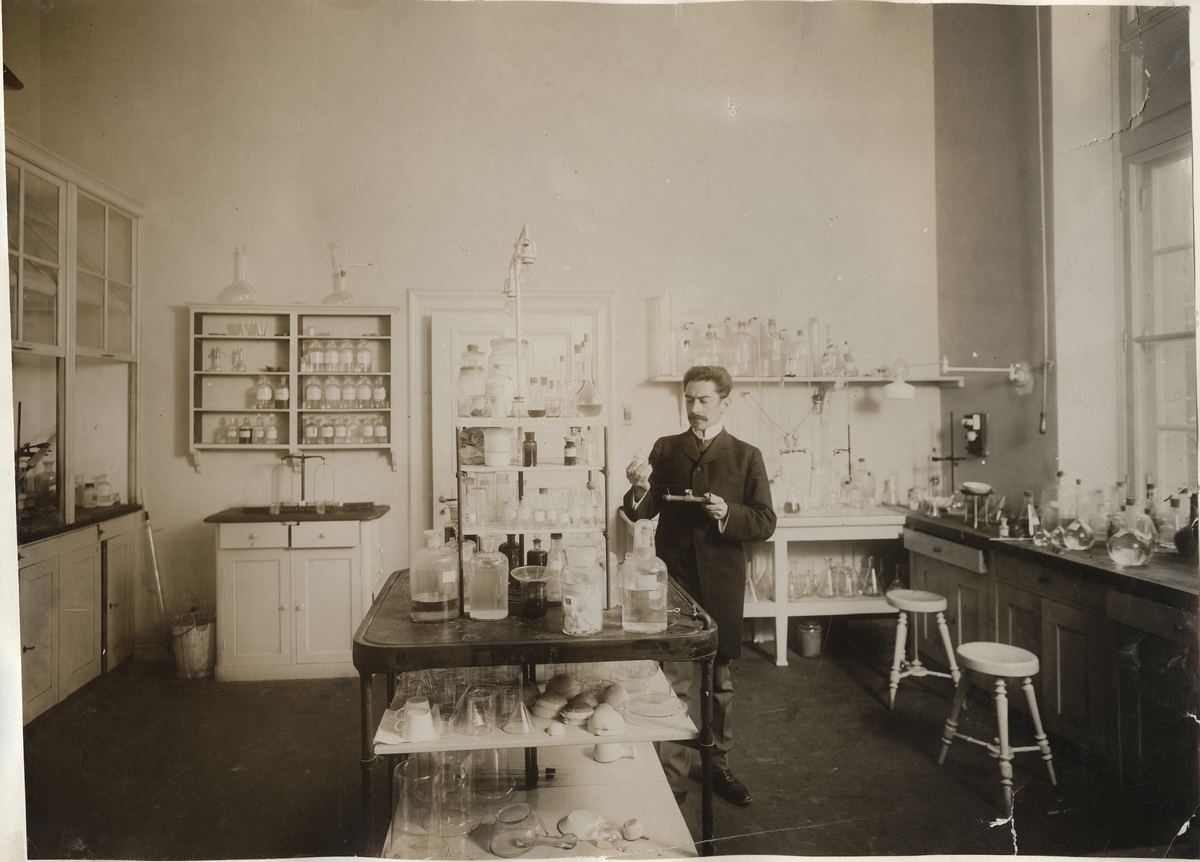 Professor Hans von Euler-Chelpin i sitt laboratorium i Stockholms Högskola.