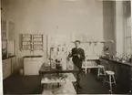 Professor Hans von Euler-Chelpin  i sitt laboratorium i Stockholms Högskola.