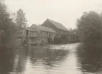 Kvarn och sågverk vid Kisaån invid Kölefors, Östergötland.
Med fotografiet fick fotografen 5:e pris i Svenska Turistföreningens Pristäflan, 1902.
Kvarnen låg vid Kölefors Norrgård och bilden är tagen åt söder.