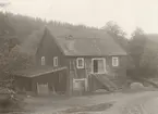 Kvarn och sågverk vid Kisaån invid Kölefors, Östergötland.
Med fotografiet fick fotografen 5:e pris i Svenska Turistföreningens Pristäflan, 1902.
Bilden visar Kölefors Södergårds kvarn, strax söder om Norrgårdens kvarn.