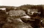 Tovehults gård. Där masugnen förut låg, låg vid fotograferingstillfället en elektrisk kraftstation.