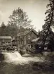 Fabriksbyggnader vid Falerum, Norra Tjust. Motiv nedanför spinneridammen.
Med fotografiet fick fotografen 5:e pris i Svenska Turistföreningens Priftäflan 1902.