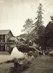 Fabriksbyggnader vid Falerum, Norra Tjust. Motiv nedanför spinneridammen.
Med fotografiet fick fotografen 5:e pris i Svenska Turistföreningens Priftäflan 1902.