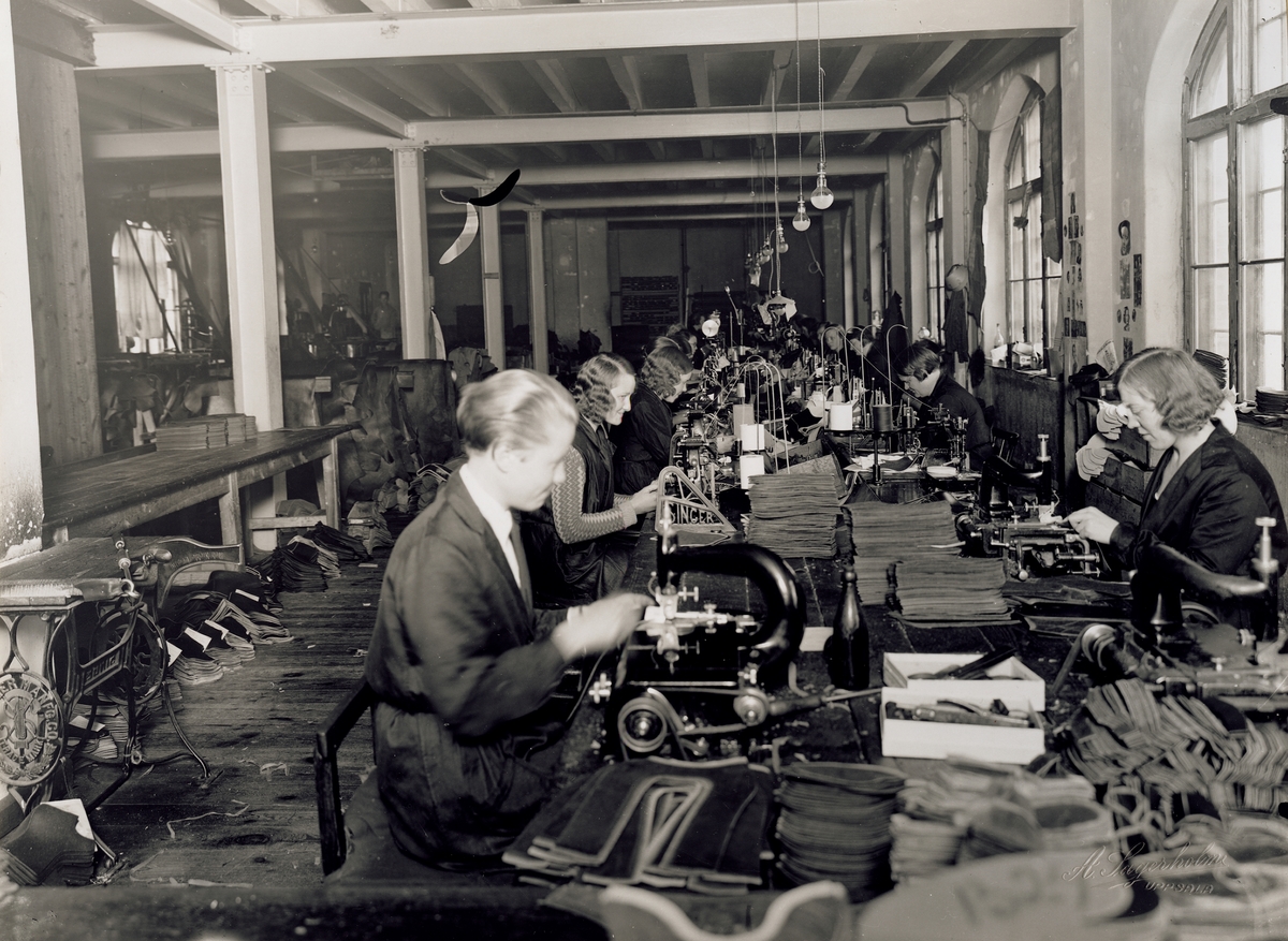 Sömmerskor i arbete vid A.B. Joh. Ekholms Skofabrik, Uppsala.