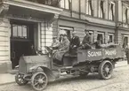 Scania Lastautomobil på resan Malmö-Stockholm 1909. Scanias första lastautomobil med kullager i hjulnaven (SKF). Förare av bilen är Löjtnant Cronström, passagerare: ingenjör Anton Svensson, dir. Per Nordeman, dir. Sven Wingqvist (SKF) och verkmästare Hjalmar Fredlund.