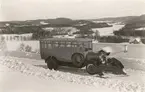 Automobil med snöplog, i Postverkets tjäns. Snöplogssörsök 1931.