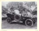 Konsul Alfred Berg med fru Annie Berg i automobil på Java omkring 1912.