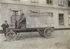 6 hk, 2 cyl. Daimler lastvagn för 2000 kg belastning. Levererad till Liljeholmens Stearinfabrik, Stockholm år 1899.