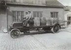 12-18 hk, 4 cyl. Daimler lastvagn för 3000 kg belastning. Levererad till Gumme & Son, Stockholm 1904.
Vid ratten Johan Eklund, anställd på Grumme & Son 1904-1919.