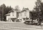 Stationsbyggnad i Hofors. Fotografiet var med i Svenska Turistföreningens pristävlan 1902.