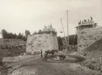 Bro över Svenljungabanan under byggnad. Fotot vann pris i Svenska Turistföreningens pristävlan 1902.