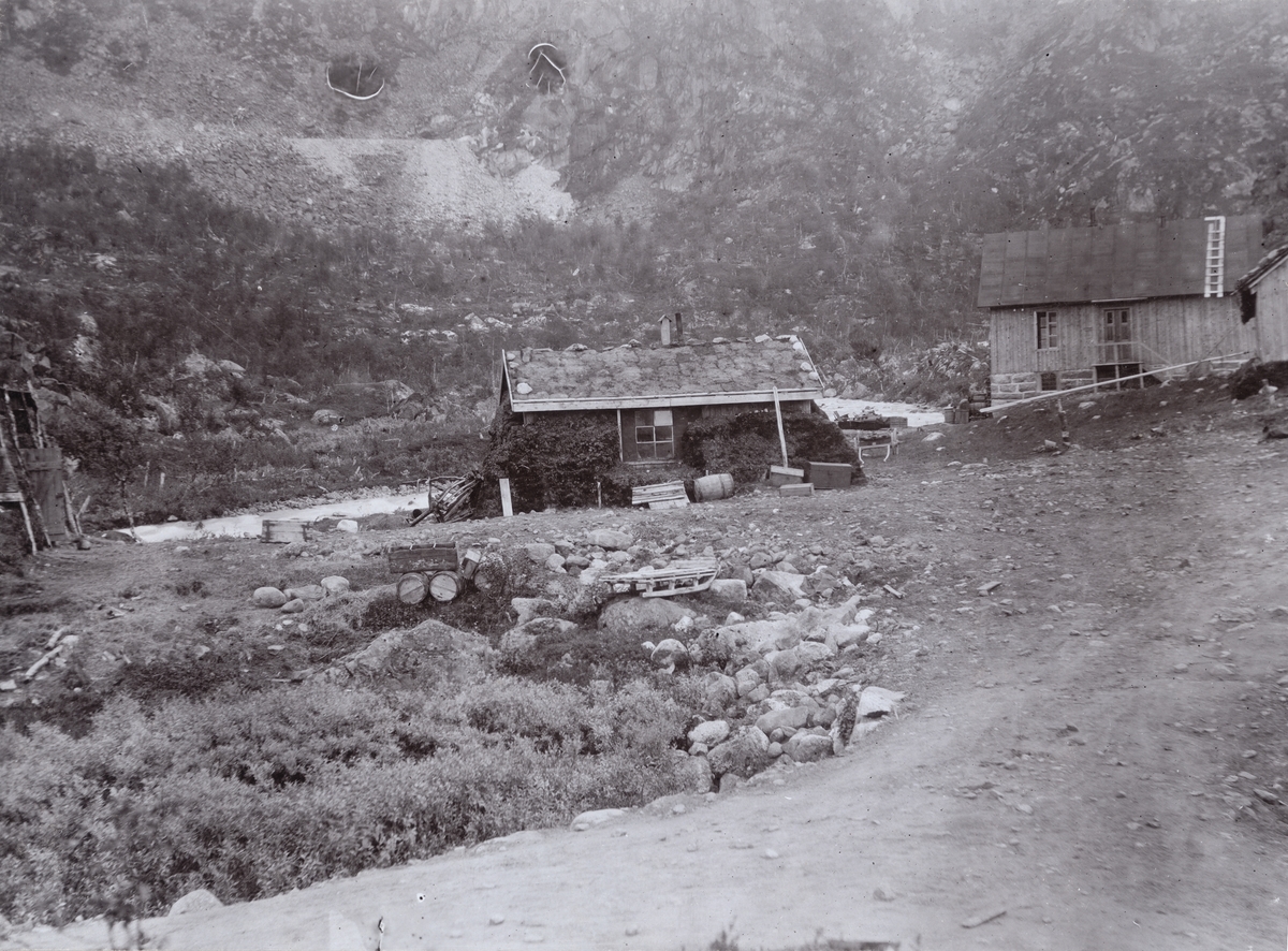 Bostad och handelsbod vid Hundalen, enligt bildtext till artikeln "När världens nordligaste järnväg bygges" av J. Stadling i STF:s årsbok 1900.