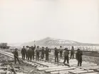 Från Riksgränsbanans bygge. Rälsläggarlag på vid Luossavaara, som samhället Kiruna då kallades. Dit hade banan hunnit i juni 1900. I bakgrunden fjället Kirunavaara med ännu av sprängskotten oförändrad kontur. Högsta toppen, 