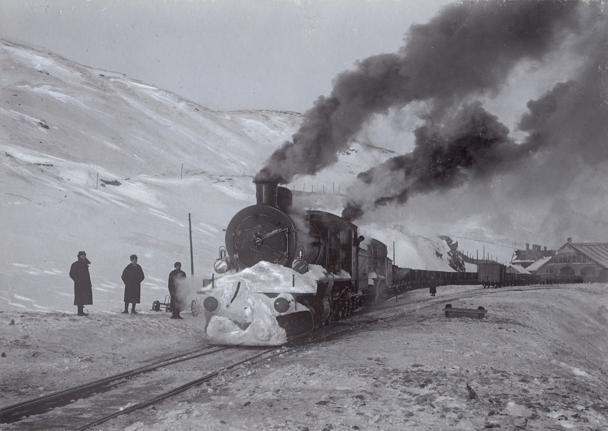 Malmtåg vid Riksgränsens station. Loken var norska och tillhörde NSB med typbeteckningen "type 19" med tillverkningsort i Schweiz.