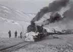 Malmtåg vid Riksgränsens station. Loken var norska och tillhörde NSB med typbeteckningen 