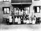 Vilskegården. Översta raden: Sigrid Alf, Sofia Svahn, Ellen Jonsson (elev), Karin Ekstedt (kokerska), syster Viola Andersson, Judit Johansson. Rad 2: okänd, Vilhelmina 