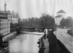 Nyköping 1908. Slottet med Korsbron över Nyköpingsån. Bild från tidskriften Hemmets bildmaterial.