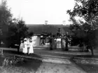 Kyrkskolan i Floby, folkskollärare Georg Anderssons bröllop 1917 med Elsa Wallin. På fotot Anna syster till Elsa och Elna syster till Georg.