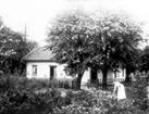 Ringmans hus (Sörby station nr 13 i gamla numreringen). T.h. järnvägsstationen. Karin Ringman-Lindholm.