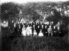 Johan Lundqvist i Karbbagården fyller år, troligen 60 och då 1925. Barnen Ingrid, Ella och Alva Lundqvist. Främre raden målare Hellberg, C V Johansson, Augusta Johansson, Hulda Dahlin och dottern Anna-Lisa, Johan själv, hustrun Augusta, polisman Dehlin, okänd, Th Johansson, Alexander Jonsson, rättare Johan. Bakre raden okänd, August Johansson, Erik Gutavsson, två okända, Oskar Johansson, okänd, Per Sandelin, Karl Gustavsson, Arvid Öman, P G Jansson, Carl Andersson, Gustav Thilander, Verner Bengtsson, tre okända, Karl Mann, två okända.