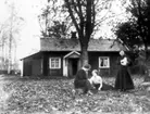 Lunnatorp eller Lunnen som låg på Brogårdens skogsmark. HIlda Joansson, Alva Jonsson, Klara Andersson (Klara på Lunnen). 1916 flyttade Klara till Mariedal och stugan revs.