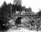 Gamla Håvens bro där vägen Heden-Höverö korsar Lidan. Barnen i Kastholmens skola på utflykt i början av 1920-talet.