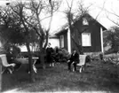 Nybloms gamla hus på Lövängsgatan 5. T.v. ladugården, t.h. Bäckadalen. Artur, Helfrid och Samuel Nyblom.