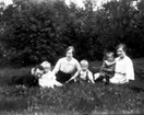 Ljungqvists på Eklundagatan 25. Aron, Ingrid, Gertrud och Henry Ljungqvist och Harry och Ester Thiel.