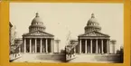 Stereobild med motiv av Panthéon i Paris, som fungererar som ett mausoleum för prominenta franska medborgare. Här vilar bland annat Voltaire, Jean-Jacques Rousseau, Victor Hugo och Jean Moulin.

Panthéon uppfördes 1758-1789 efter Jacques-Germain Soufflots ritningar och var ursprungligen en kyrka invigd åt Sainte Geneviève.